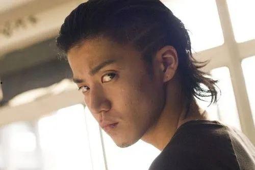 小栗旬吃瓜照片大全高清,高清照片大揭秘