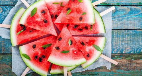 2岁小孩吃瓜,萌态十足萌化人心