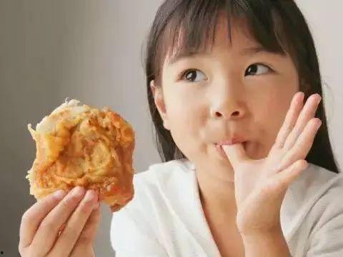 2岁小孩吃瓜,萌态十足萌化人心