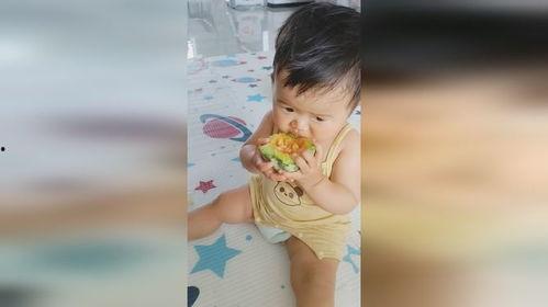 2岁小孩吃瓜,萌态十足萌化人心