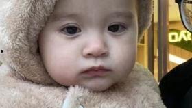 儿童看到姥姥吃瓜,温馨一幕，传承家的味道