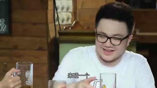 请路人吃瓜,请路人共享瓜香，温情瞬间温暖人心