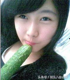 女生约会吃瓜群众,吃瓜群众围观女生甜蜜互动