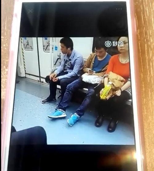地铁吃瓜男,吃瓜男生引发的趣味事件