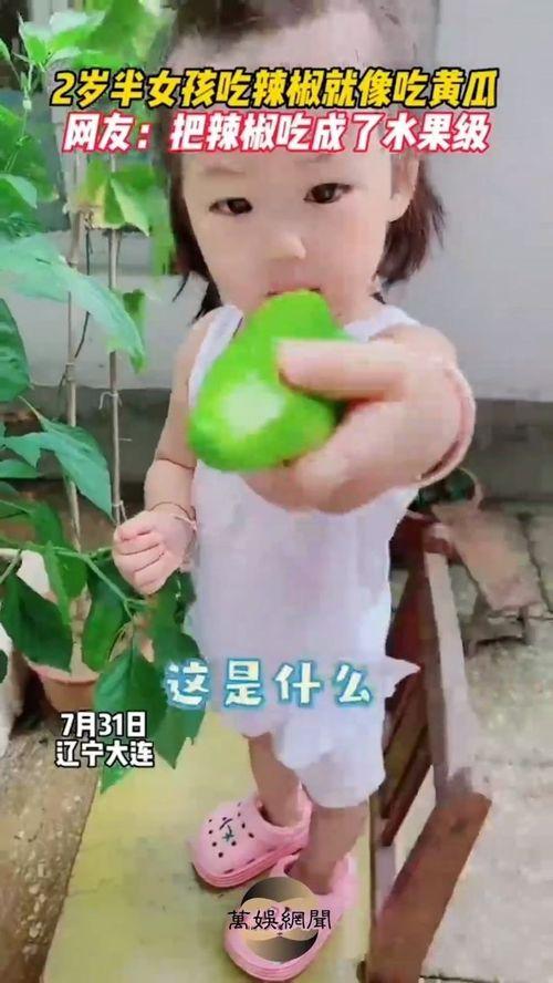 女子吃瓜像猴子,竟像猴子般灵活可爱