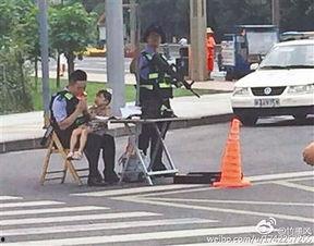 小孩警察吃瓜,小警察与警察爸爸的欢乐“吃瓜”时光