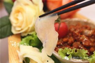 筷子夹着吃的瓜,传统美食的巧妙演绎