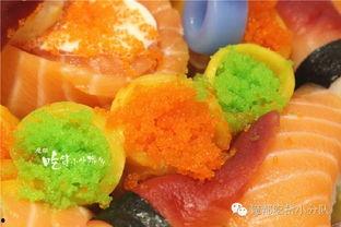 筷子夹着吃的瓜,传统美食的巧妙演绎