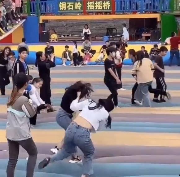 女人打架现场吃瓜,女人打架，吃瓜群众围观热议