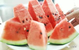 金勺挖西瓜吃瓜,尽享甜蜜滋味